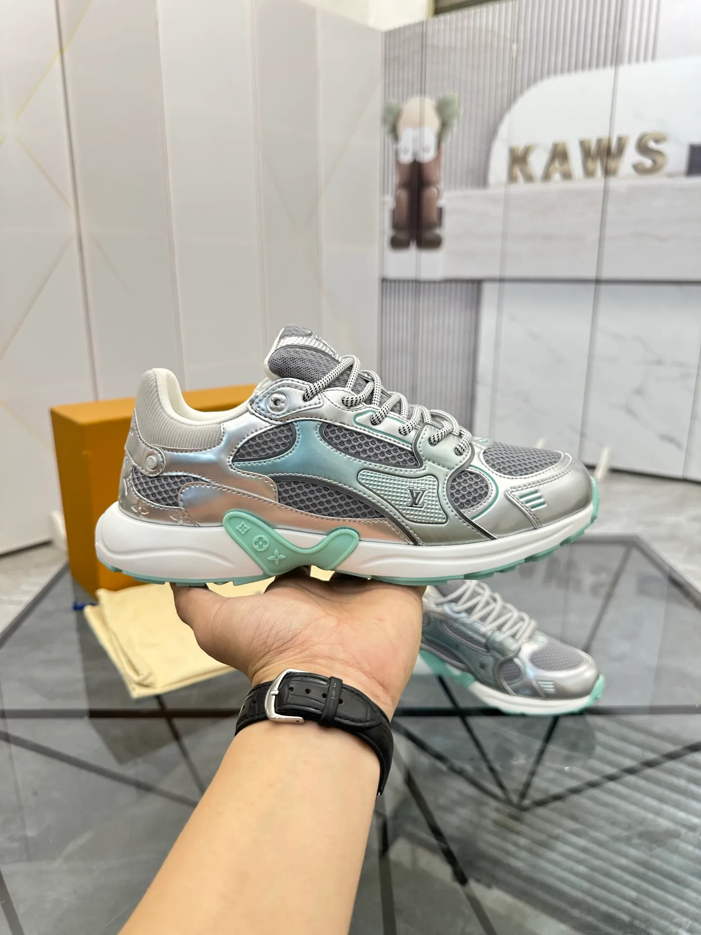 Men's shoes: 💰P660¥ Top quality Product trademark: LV* "Louis Vuitton*" low-top casual shoes Regular size: 35-44 (can be customized to 45.46) Couple style Product materials: Upper imported cowhide stitching original material, breathable lining, original outsole. Number: H218